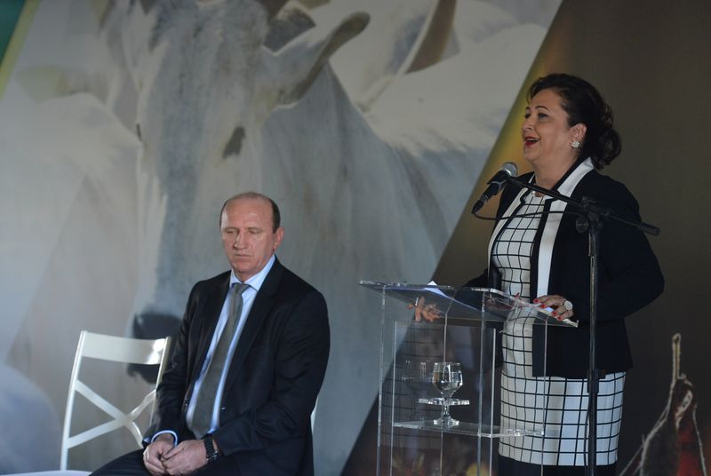 A nova ministra da Agricultura, Kátia Abreu, discursa durante a cerimônia de posse do cargo ao lado do antecessor, Neri Geller | Valter Campanato / Agência Brasil