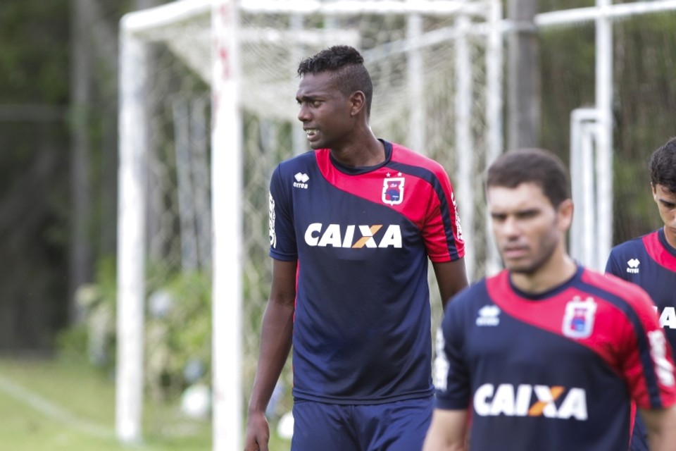 Zagueiro Renan está em período de adaptação no time de cima | Daniel Castellano/Gazeta do Povo