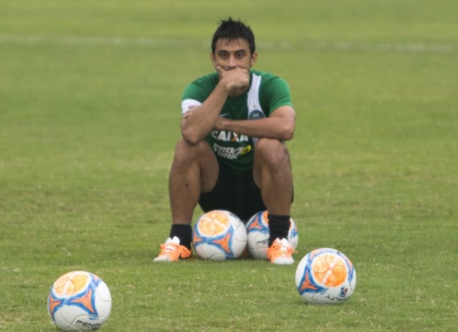 Robinho aguarda o desfecho da negociação entre Palmeiras e Coritiba para saber qual alviverde defenderá em 2015. | Henry Milléo/Gazeta do Povo