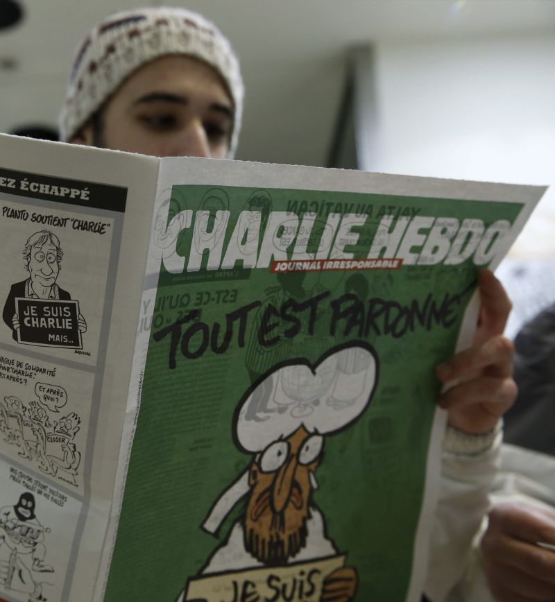 Jovem lê a Charlie Hebdo | Sergio Barrenechea/Efe