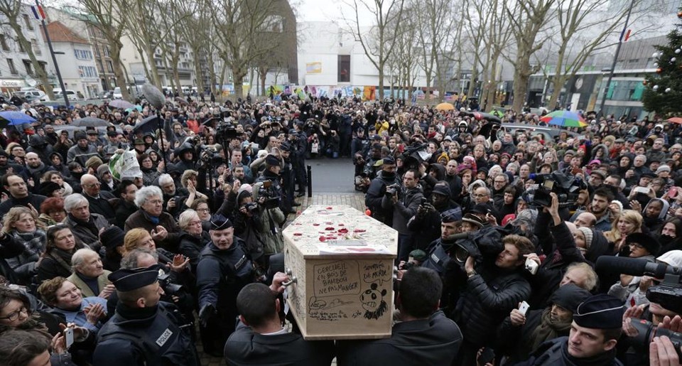 Corpo do cartunista Bernard Verlhac, conhecido como Tignous, é carregado após tributo em Montreuil, próximo de Paris | REUTERS/Philippe Wojazer