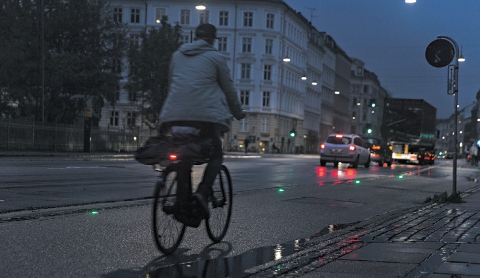 Copenhague instalou sistema de trânsito e iluminação pública que economizam energia; luzes verdes facilitam trajeto de ciclistas | Sofie Amalie Klougart para The New York Times