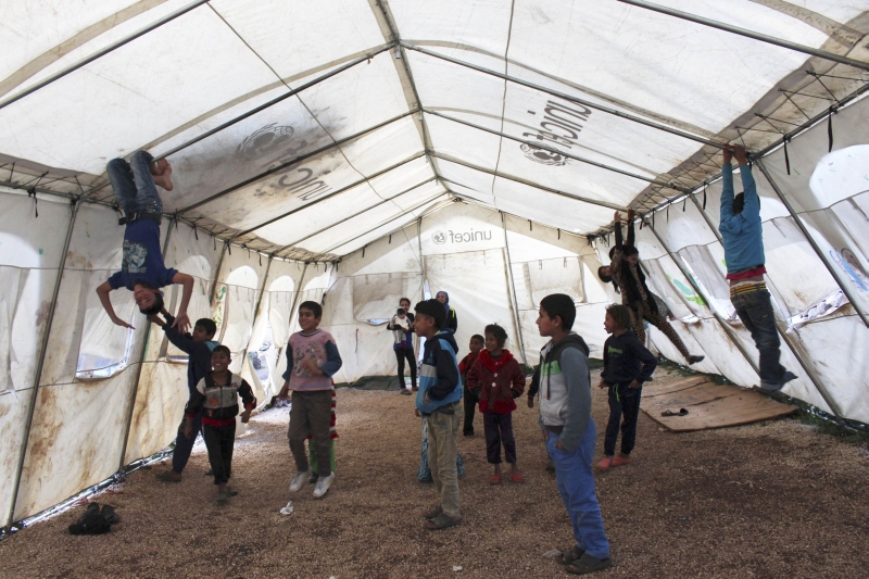 Crianças sírias brincam em campo de refugiados: sem aulas por culpa do Estado Islâmico | Stringer/Reuters