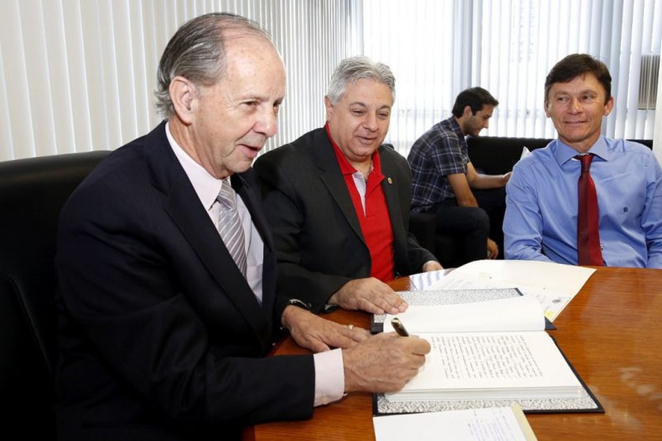 Aílton Araújo toma posse como presidente da Câmara de Curitiba nessa quarta-feira (7) ao lado do antecessor Paulo Salamuni | Chico Camargo / Câmara de Vereadores de Curitiba
