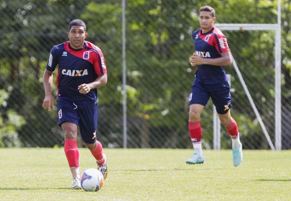 Volante Ricardo Conceição, 30 anos, um dos veteranos que deve ter um planejamento especial na temporada do Paraná | Daniel Castellano / Gazeta do Povo