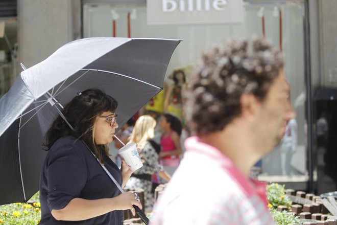 Para refrescar o calor, curitibanos apostaram em sombrinhas, sorvetes e líquidos | 