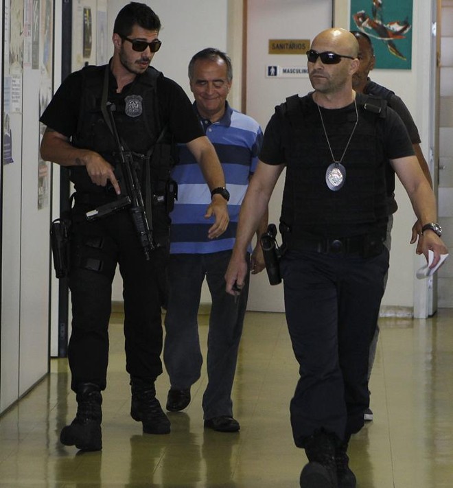 Nestor Cerveró realiza exames no IML de Curitiba após ser preso pela Polícia Federal no Rio de Janeiro na madrugada dessa quarta-feira (14) |