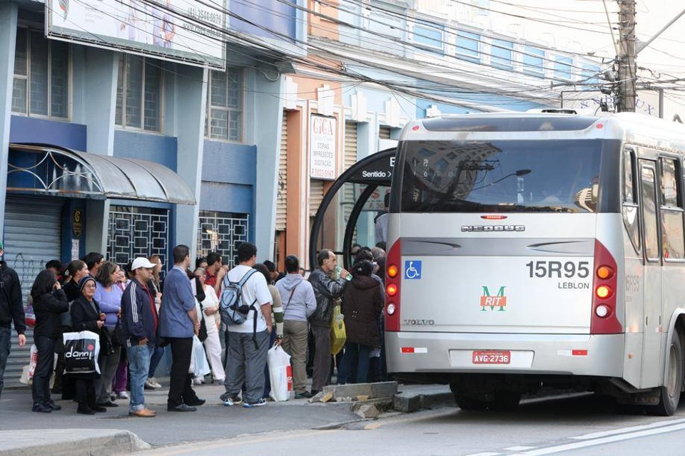 A Leblon Transporte de Passageiros Ltda ainda está inadimplente. A viação opera linhas de Fazenda Rio Grande. | Gazeta do Povo