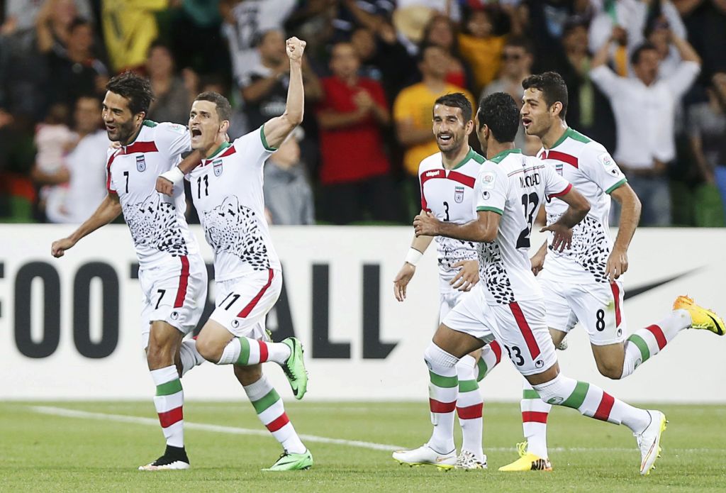 Masoud Shojaei (esq) comemora o segundo do Irã contra o Bahrein. | Brandon Malone/ Reuters