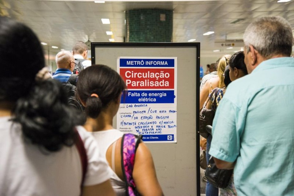 Usuários do metrô de São Paulo ficaram parados em algumas estações por causa da falta de luz | Chello Fotógrafo/Futura Press/Folhapress