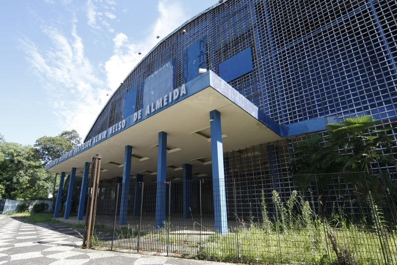 Enquanto o governo mexe no comando esportivo do estado, o quase cinquentão ginásio do Tarumã agoniza: futuro incerto | Aniele Nascimento/Gazeta do Povo