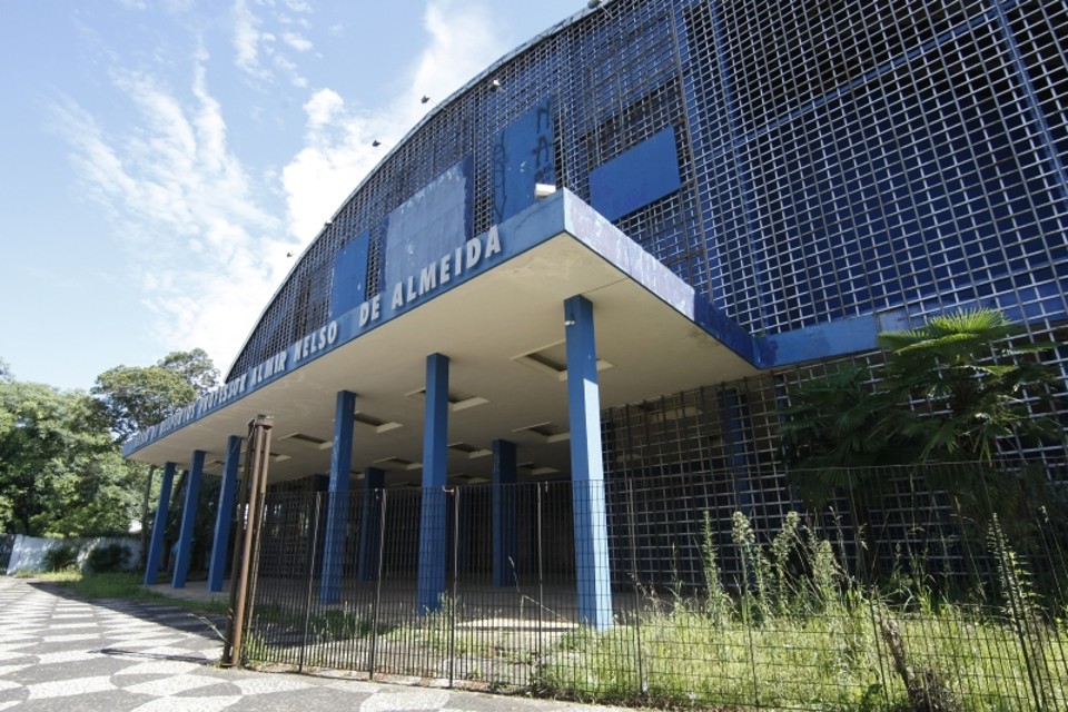 Enquanto o governo mexe no comando esportivo do estado, o quase cinquentão ginásio do Tarumã agoniza: futuro incerto | Aniele Nascimento/Gazeta do Povo