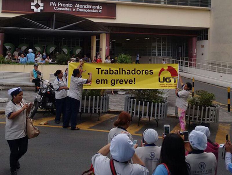 Diversos trabalhadores da limpeza do HC protestaram em frente ao hospital na manhã desta sexta (9) | Divulgação/Siemaco
