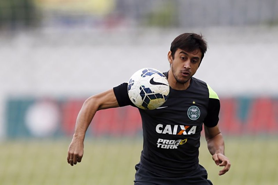 Principal referência da meia-cancha coxa-branca com a aposentadoria de Alex, o meia Robinho despertou o interesse do Palmeiras. | Albari Rosa/Gazeta do Povo