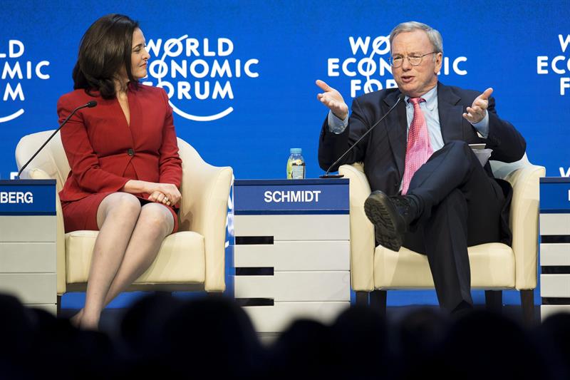 O diretor-executivo do Google Eric Schmidt no Fórum Econômico Mundial, em Davos | EFE/Jean-Christophe Bott