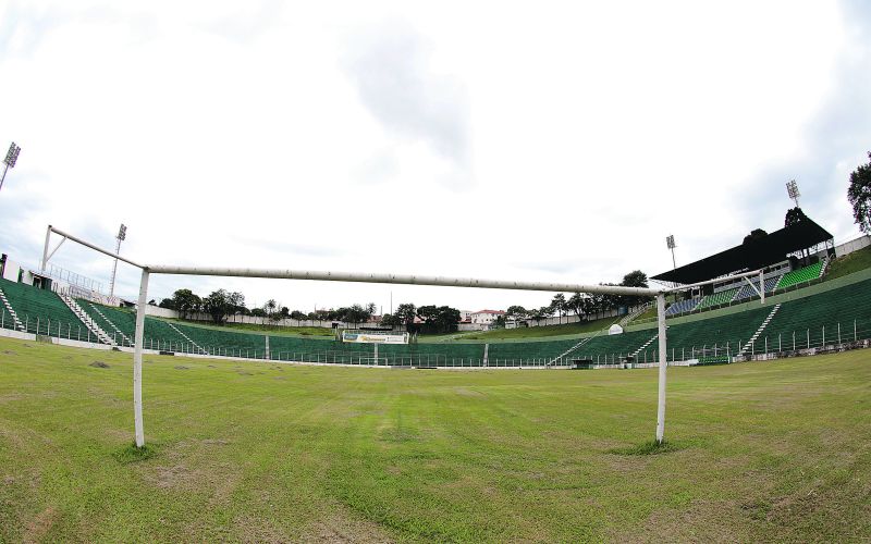 Estádio dos Pássaros, em Arapongas, passa por manutenção, mas não será palco dos jogos do Campeonato Paranaense neste ano: o time local pediu um ano de licença e não sabe se volta à ativa | Ivan Amorin/Gazeta do Povo