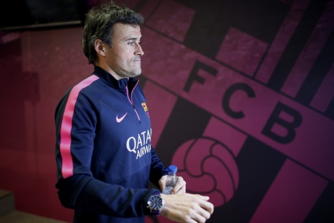 Rota de colisão: O Barcelona entra em campo em meio a uma grave crise de relacionamento entre o técnico Luis Enrique (foto) e o principal jogador do time, o argentino Lionel Messi. A discussão com Messi é uma notícia que está aí, não confirmo e nem desminto. Não sei se Messi levou a mal o fato de ter sido suplente, disse o treinador, sobre o fato de ter deixado o craque na reserva na derrota do fim de semana por 1 a 0 para a Real Sociedad, pelo Espanhol. | Alejandro García/EFE