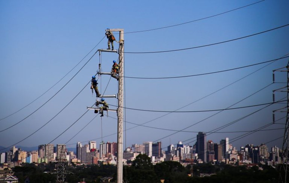 Manutenção em linha da Copel: empresa está entre as que precisam do reajuste extraordinário | Daniel Castellano/Gazeta do Povo