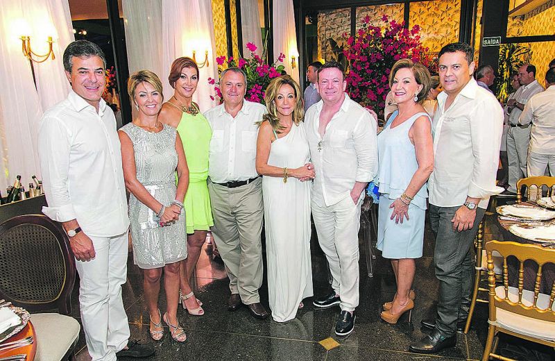 O governador Beto Richa e a esposa, Fernanda Richa, o casal Karina e Glaucio Bley - ele, vice-presidente do clube -, a diretora social Eliana Fadel Farracha de Castro, organizadora da festa, o médico Eliseu Portugal, a empresária Solange Elias e o artista plástico Eleuthério Netto estavam entre os VIPs que curtiram o Réveillon do Graciosa Country Club | Naideron Jr