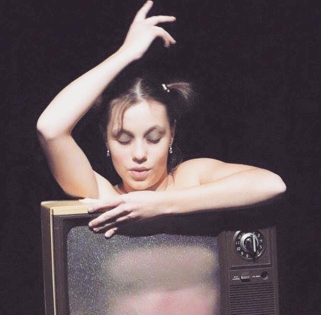 Renata durante uma performance no final da faculdade. | Chico Nogueira