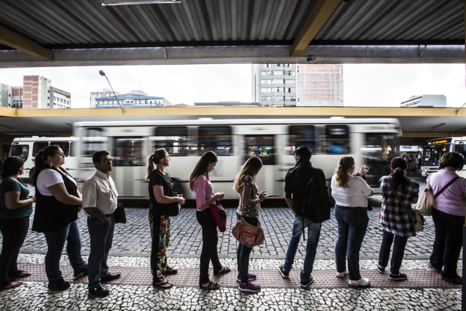 Fila no Terminal Guadalupe, em Curitiba, ontem. Sem integração, muita gente ficaria na mão | Brunno Covello/Gazeta do Povo