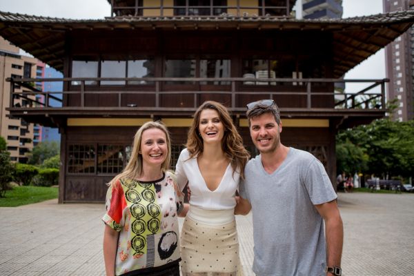 Isabelli Fontana, na foto com a gerente de marketing do Mueller, Melissa Barbosa, e o fotógrafo Eduardo Rezende, passou a quarta-feira clicando a nova campanha do shopping em diversos pontos da cidade, como a Praça do Japão. Por onde passou, a top literalmente parou o trânsito, com grupos de fãs em torno das locações de fotos elogiando a modelo e pedindo selfies | Arnaldo Belotto