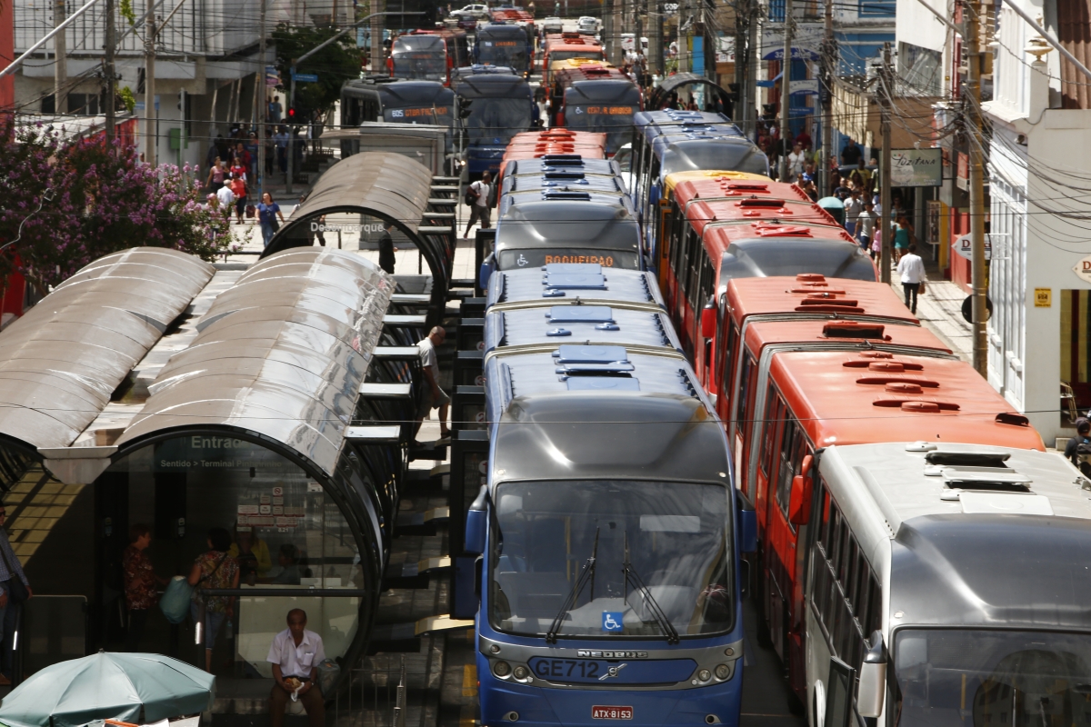 Ônibus parados congestionaram a Rua Lourenço Pinto, no Centro | Luiz Henrique Sciamanna/Agência de Notícias Gazeta do Povo