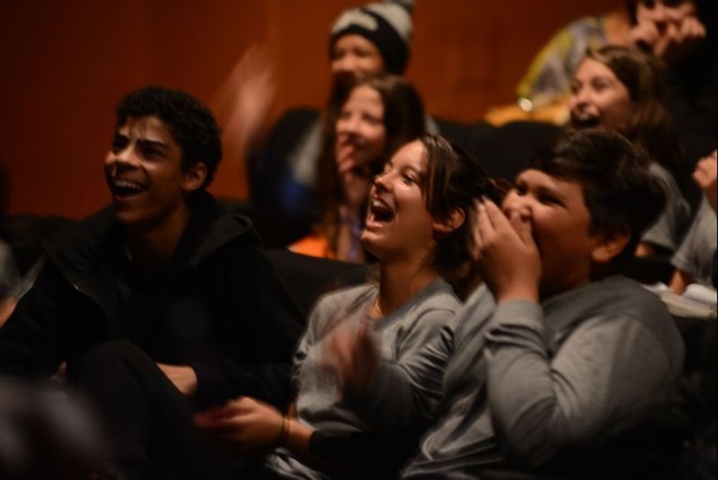 Gargalhadas no teatro: reação de alunos da rede pública de ensino ao assistir a apresen-tação de Ilíada | 