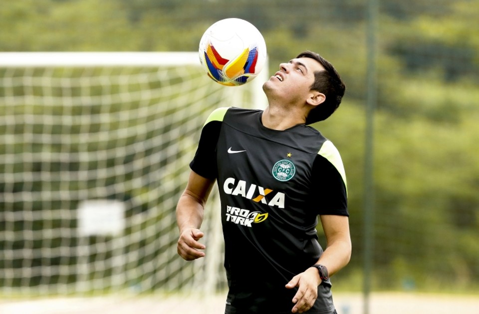 Cáceres foi apresentado ontem e já começou a treinar com o restante do elenco em Atibaia: sem medo da concorrência por um lugar no time titular | Hugo Harada, enviado especial/Gazeta do Povo