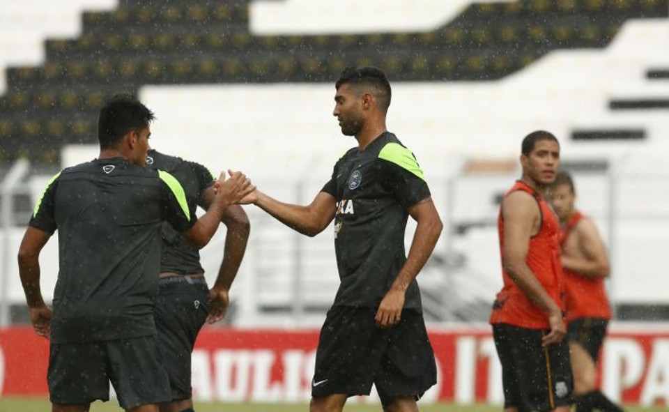 Após o cruzamento da esquerda, o volante Alan Santos cabeceou bonito e virou o placar para o Coritiba | Hugo Harada/Gazeta do Povo