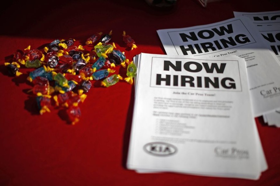 Folheto oferece vaga nos Estados Unidos: criação de empregos segue forte no país. | Lucy Nicholson/Reuters