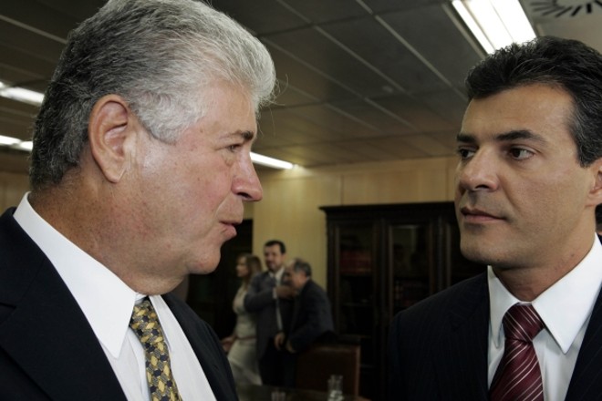 Requião x Richa: A prefeitura de Curitiba ficou de 2006 a 2009 sem ter acesso aos recursos do Fundo de Desenvolvimento Urbano (FDU), do governo do estado. Resquício da acirrada disputa eleitoral pelo Palácio Iguaçu entre Osmar Dias (PDT) e Roberto Requião (PMDB), que buscava a reeleição em 2006. Na época, contrariado com a decisão do então prefeito Beto Richa (PSDB), que declarou apoio a Osmar no segundo turno, Requião bloqueou as verbas do FDU disponíveis a Curitiba. A justificativa era que o município não teria pago, como avalista, uma dívida estimada em R$ 403 milhões, referente à implantação da Cidade Industrial, na década de 1970. O peemedebista venceu a eleição e esticou o corte até outubro de 2009, bem próximo das definições para o pleito do ano seguinte. Com a ideia fixa de concorrer ao governo, Richa se aproximou de uma ala poderosa do PMDB. Pensando também em retomar uma cadeira no Senado, Requião 