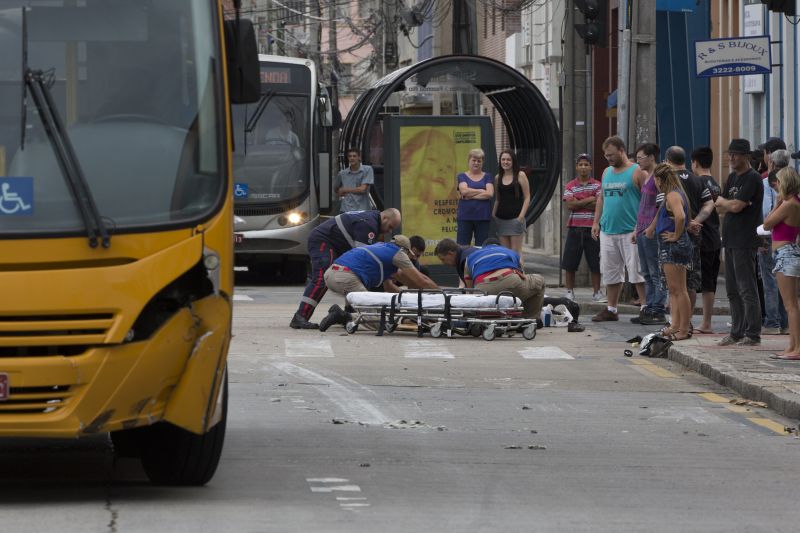 Acidente entre ônibus e moto no Centro de Curitiba deixa um ferido. | Gazeta do Povo