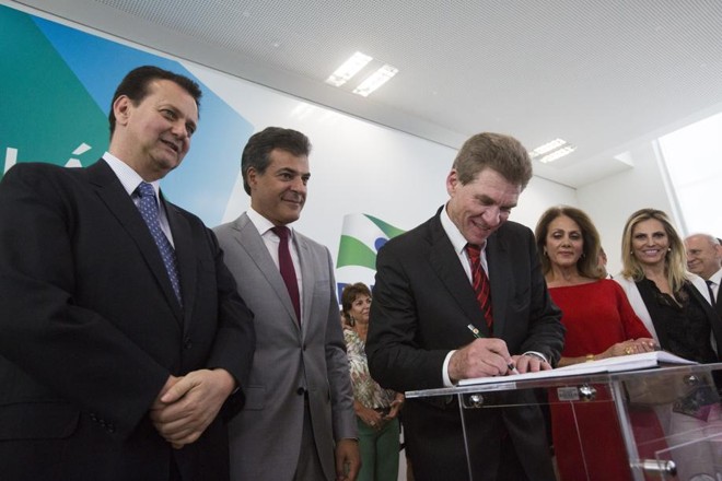 Eduardo Sciarra assina documento de posse como secretário da Casa Civil do Paraná |