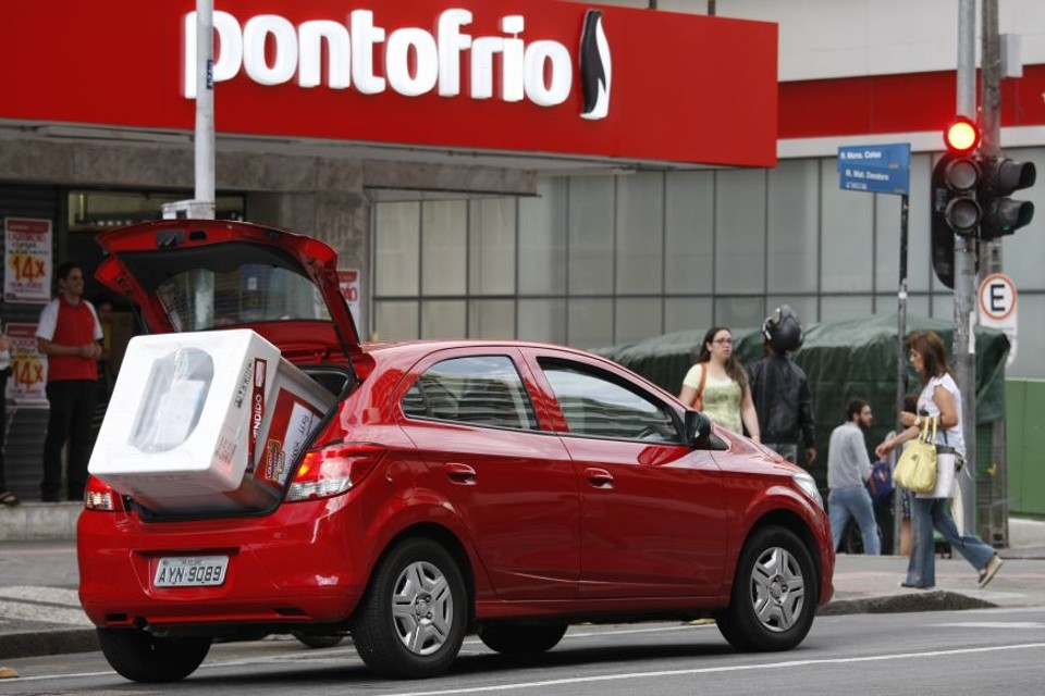 Consumidores deram um jeitinho para não perder os descontos e levar as mercadorias para casa. | Aniele Nascimento/Agência de Notícias Gazeta do Povo