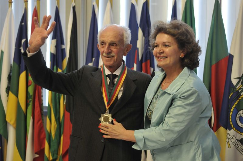 Marisa Formolo entrega a maior honraria do parlamento gaúcho, a Medalha do Mérito Farroupilha, ao irmão mais velho, Armando Formolo | Assembleia Legislativa do Rio Grande do Sul / Divulgação