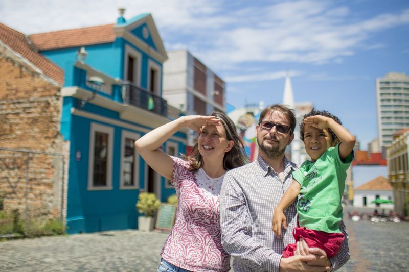 A turismóloga Anna Vargas e o arquiteto Alexandre Pedrozo com o filho Cauã, de 5 anos, no Largo da Ordem, em Curitiba. Eles costumam fazer atividades educativas com os filhos quando viajam | Brunno Covello/Gazeta do Povo