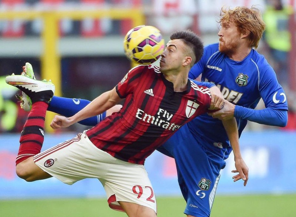 Sassuolo mantém a má fase do Milan com virada no San Siro El Shaarawy, do Milan, luta pela bola com Davide Biondini, do Sassuolo, em confronto pela 17ª rodada do Italiano. | Daniel Dal Zennaro/EFE