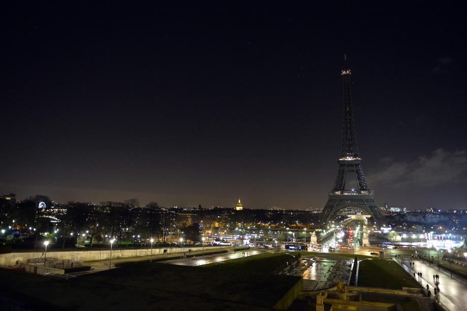 Torre Eiffel apaga luzes como sinal de luto pelo ataque à "Charlie Hebdo" | José Rodriguez / EFE