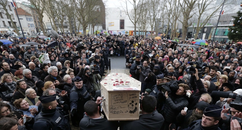 Caixão do cartunista Tignous foi coberto de desenhos e mensagens de solidariedade | Philippe Wojazer/Reuters