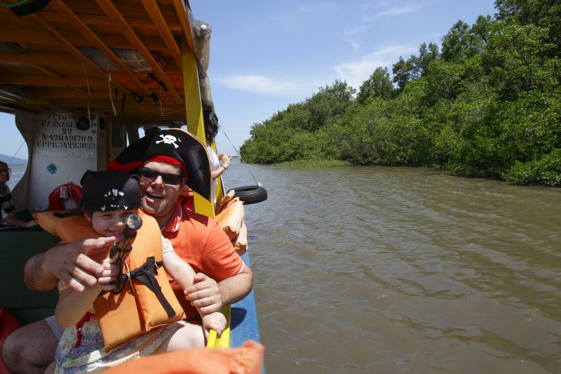 Cenas de um passeio diferente: vestidos de piratas, turistas brincam durante exploração por rios e ilhas da Baía de Antonina | Daniel Castellano/Gazeta do Povo