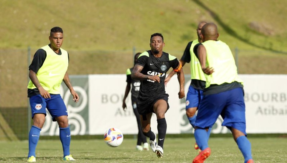 O volante Rosinei disputa a bola com jogadores do Red Bull durante o primeiro jogo-treino do Coritiba na temporada 2015: tropeço em Atibaia | Hugo Harada/Gazeta do Povo