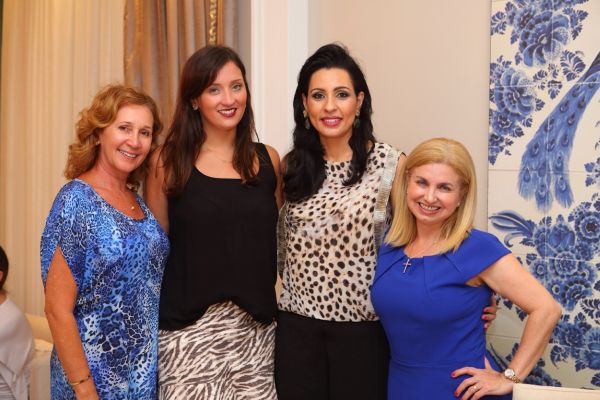 Na festa da Camboriú Alto Padrão no Millenium Palace Residence, da FG, em Balneário Camboriú, segunda-feira, o luxuoso empreendimento foi apresentado para clientes entre eles, empresários e fazendeiros do Paraná. Fernanda Godoy, sócia da Alto Padrão, que se divide entre Curitiba e Santa Catarina (de blusa estampada), recebeu Sandra Campagnaro, Lais Alcade (à esq.) e Leila Quintanilha (à dir.) | Clio Luconi / Agencia A