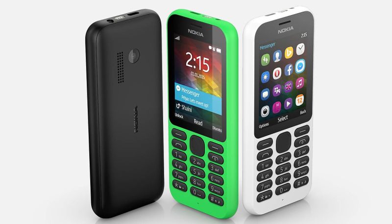 O design do Nokia 215 é semelhante ao de antigos aparelhos da marca, destoando da tendência dos smartphones atuais | Divulgação/Microsoft