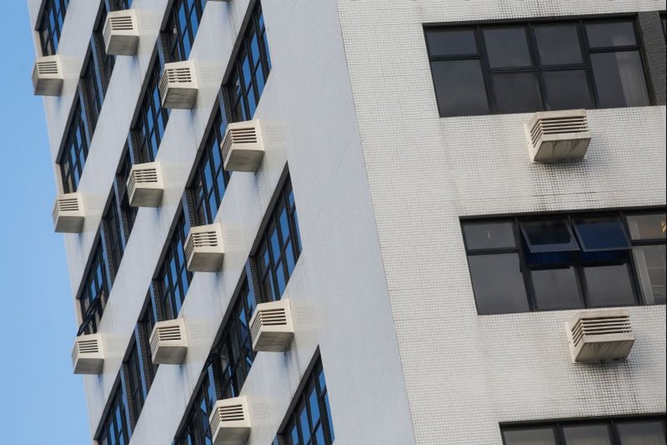 Uso intenso do ar-condicionado fez do meio da tarde o novo horário de pico do consumo de energia | Brunno Covello/Gazeta do Povo
