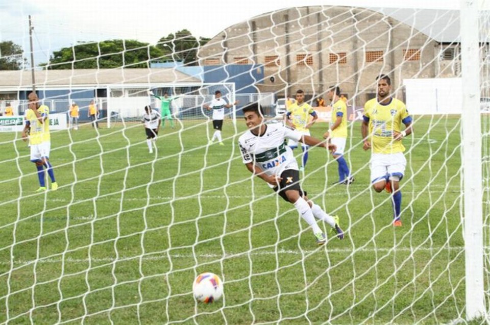Rafhael Lucas comemora primeiro gol do Coxa diante do Nacional | Rubem Vital / Jornal de Londrina