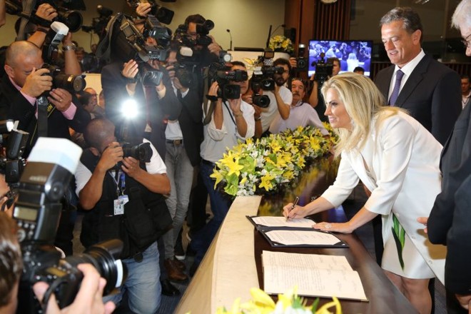 A vice-governadora, Cida Borghetti, assina o termo de posse | 