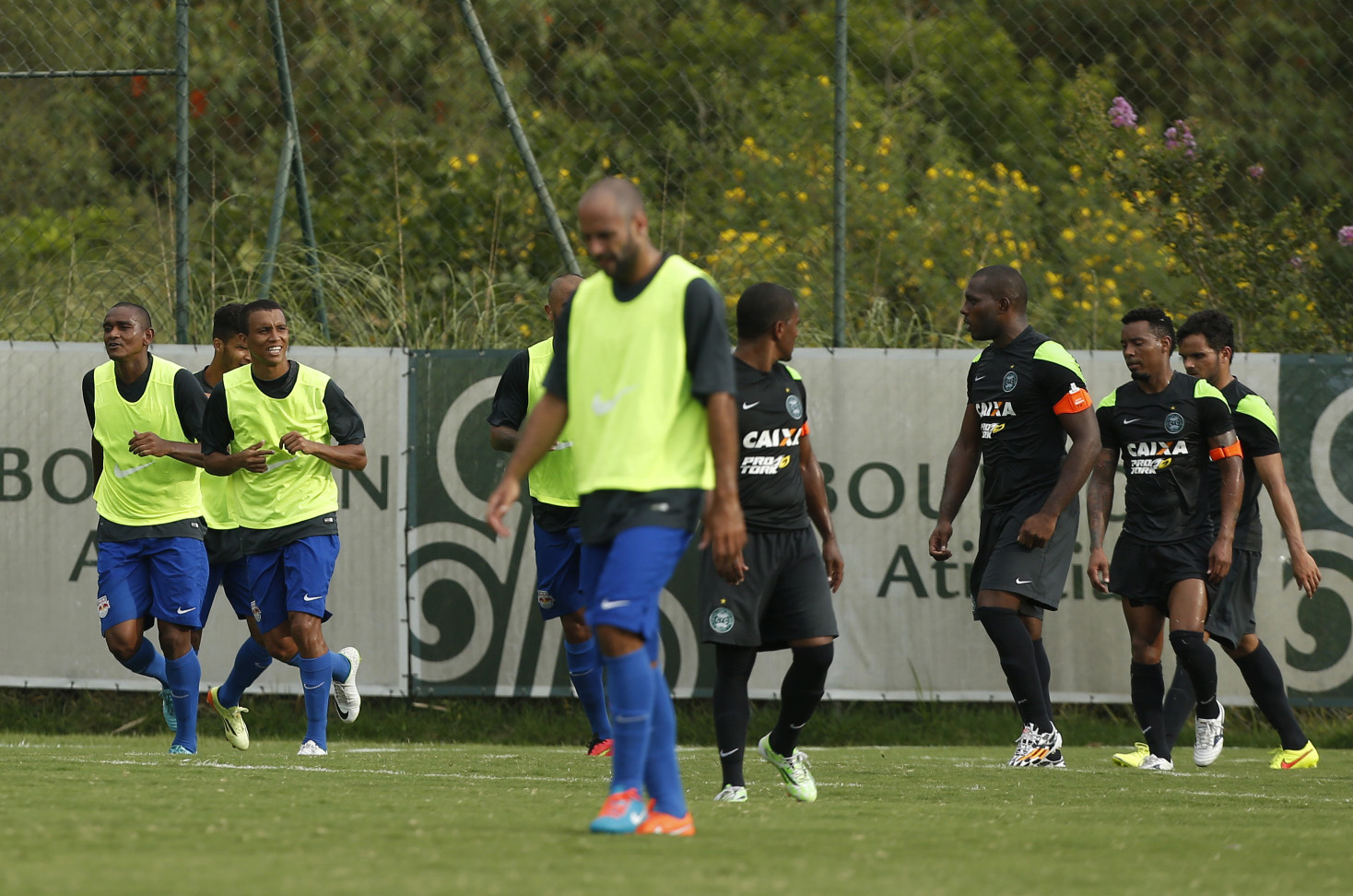 Jogadores do Coritiba lamentam o segundo gol marcado pelo Red Bull. | Hugo Harada/ Gazeta do Povo