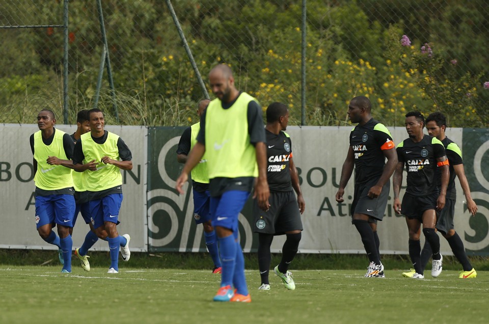 Jogadores do Coritiba lamentam o segundo gol marcado pelo Red Bull. | Hugo Harada/ Gazeta do Povo