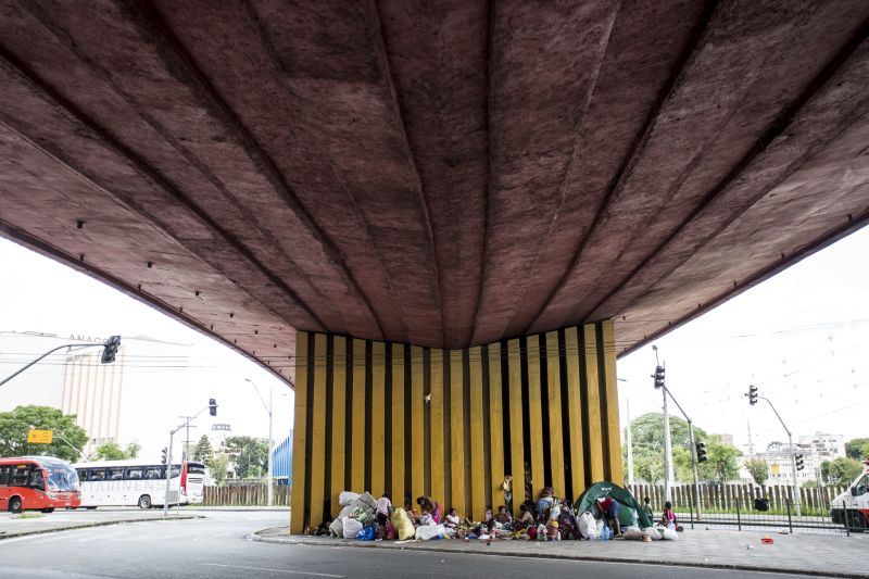 Antes: Indígenas e outros moradores no Viaduto Capanema, dias antes de sua retirada pela FAS | Henry Milléo/Gazeta do Povo